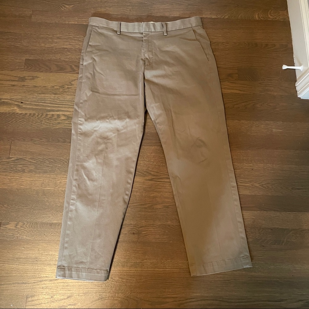 Men’s Banana Republic Chino Pants in khaki